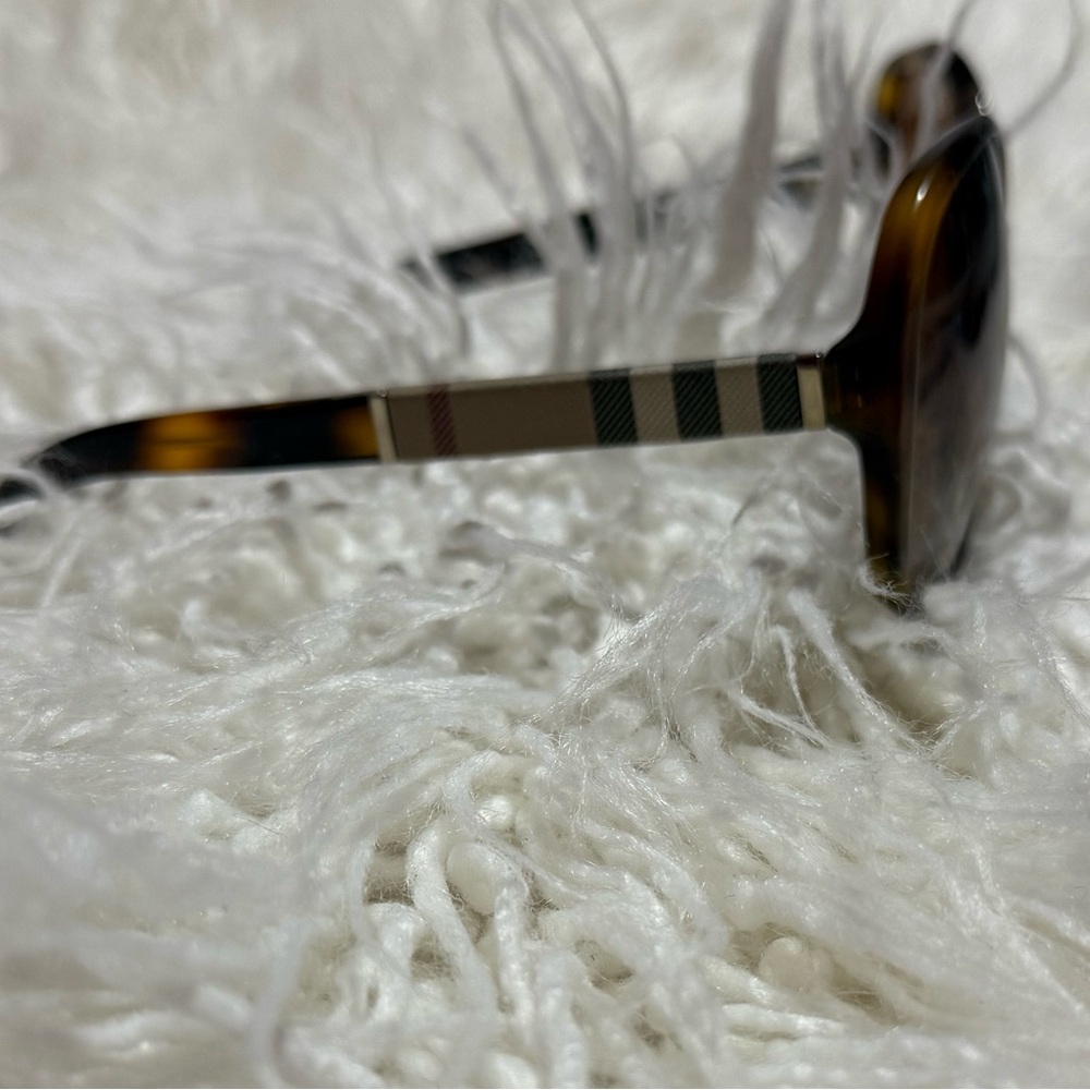 BURBERRY Elegant Brown Sunglasses - Picture 3 of 8